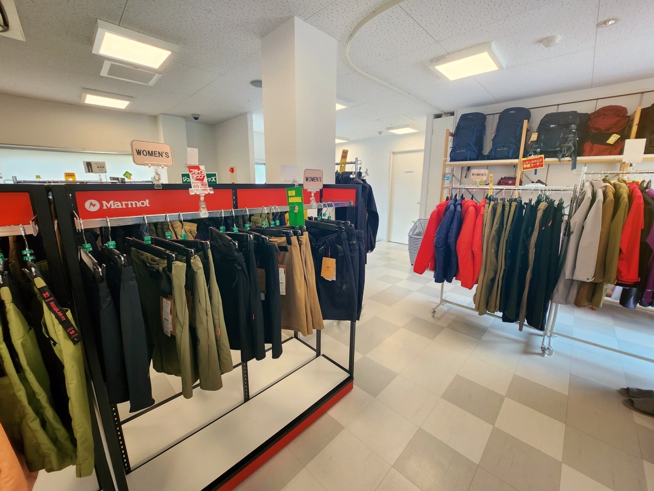 長野白馬 outlet 好日山莊 Koujitsu Sanso。有室內攀岩場，集合各種戶外機能服飾品牌，提供現場退稅服務
