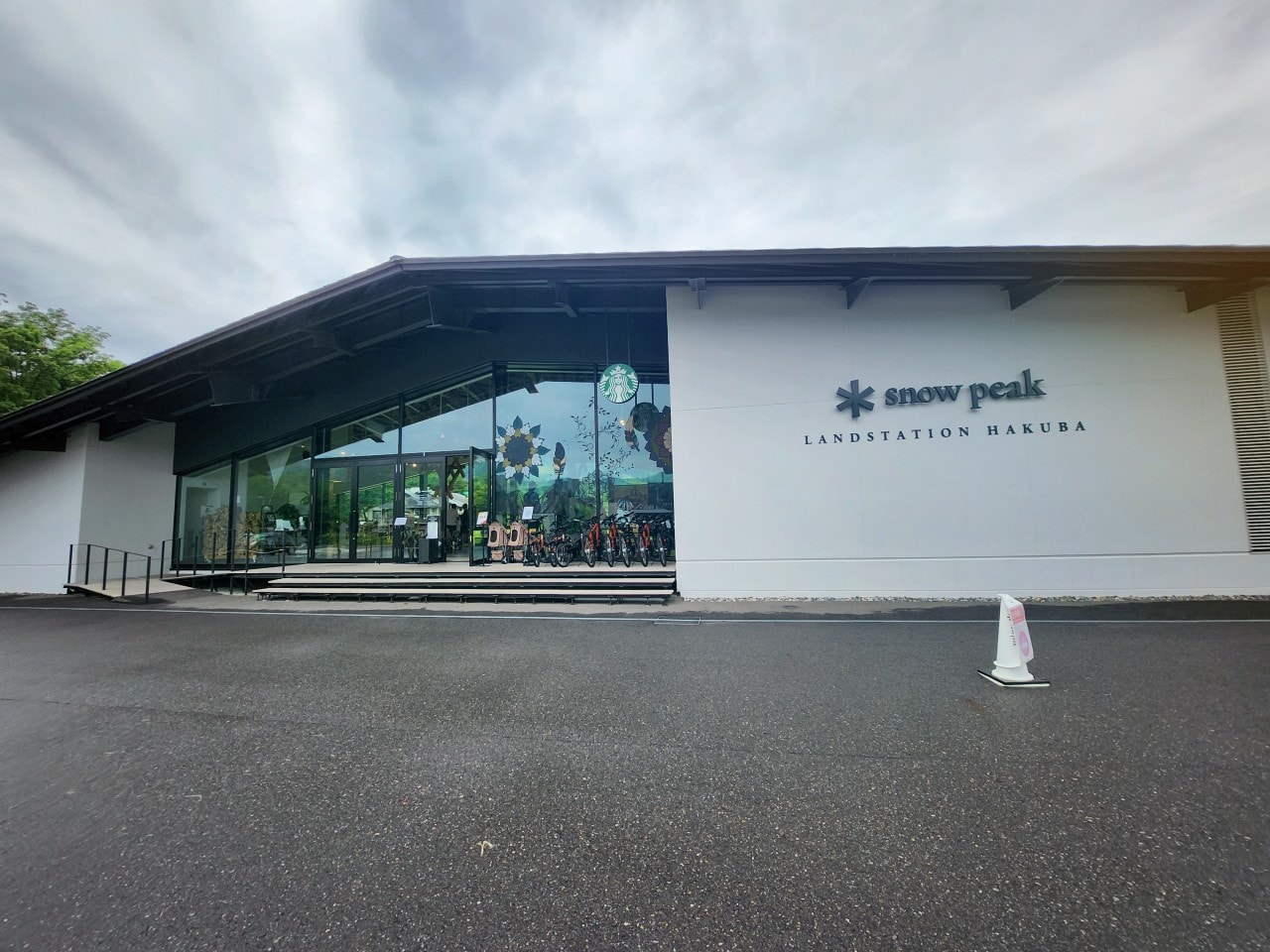 長野白馬 露營用品概念店 Snow Peak Land Station Hakuba。隈研吾操刀建築設計，還可以體驗不用自備任何裝備的懶人露營