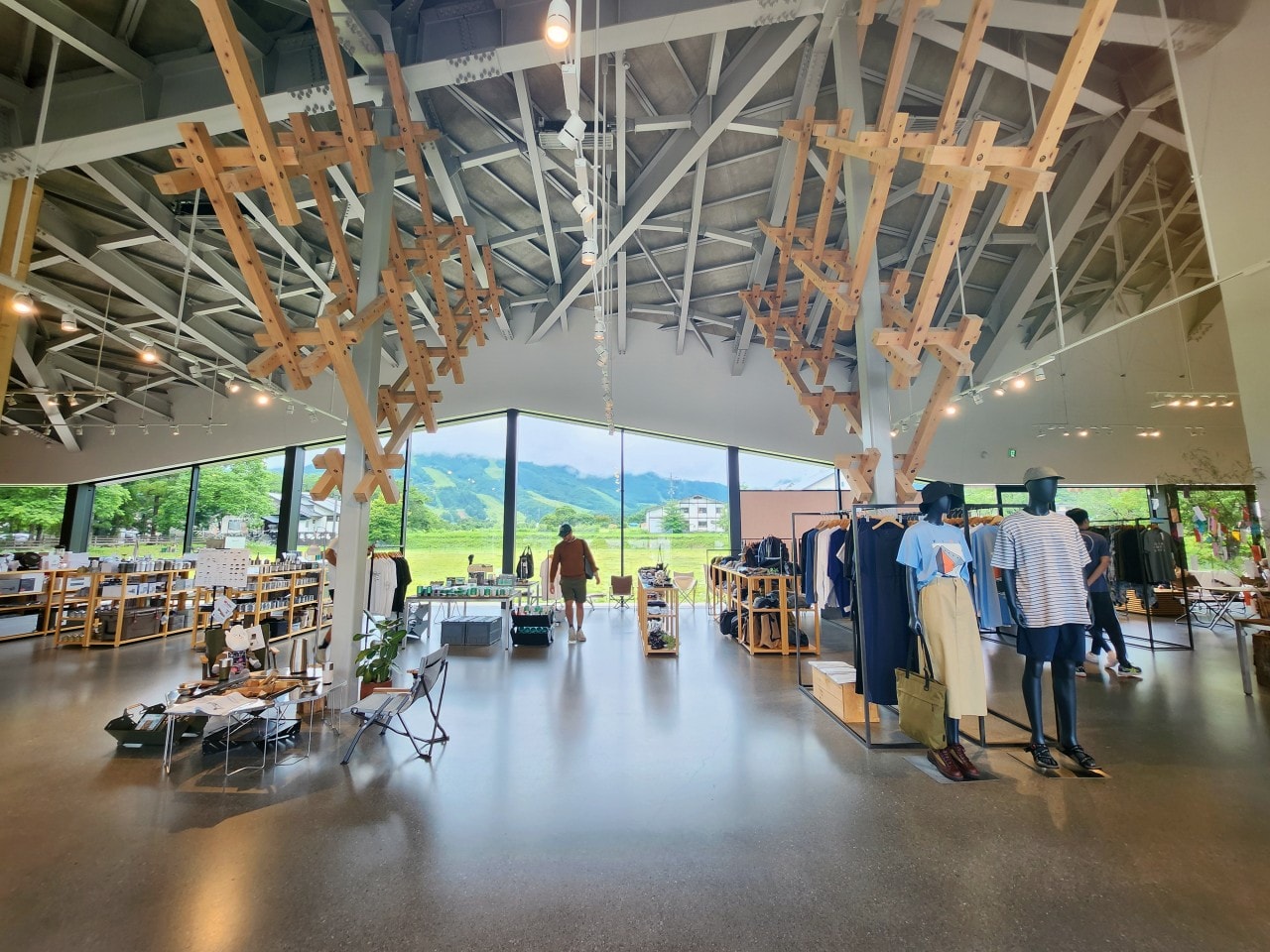 長野白馬 露營用品概念店 Snow Peak Land Station Hakuba。隈研吾操刀建築設計，還可以體驗不用自備任何裝備的懶人露營