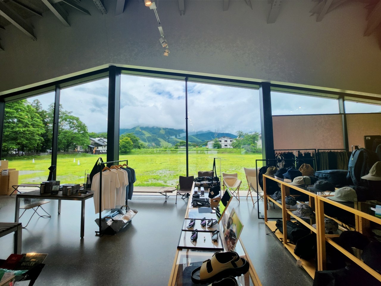 長野白馬 露營用品概念店 Snow Peak Land Station Hakuba。隈研吾操刀建築設計，還可以體驗不用自備任何裝備的懶人露營
