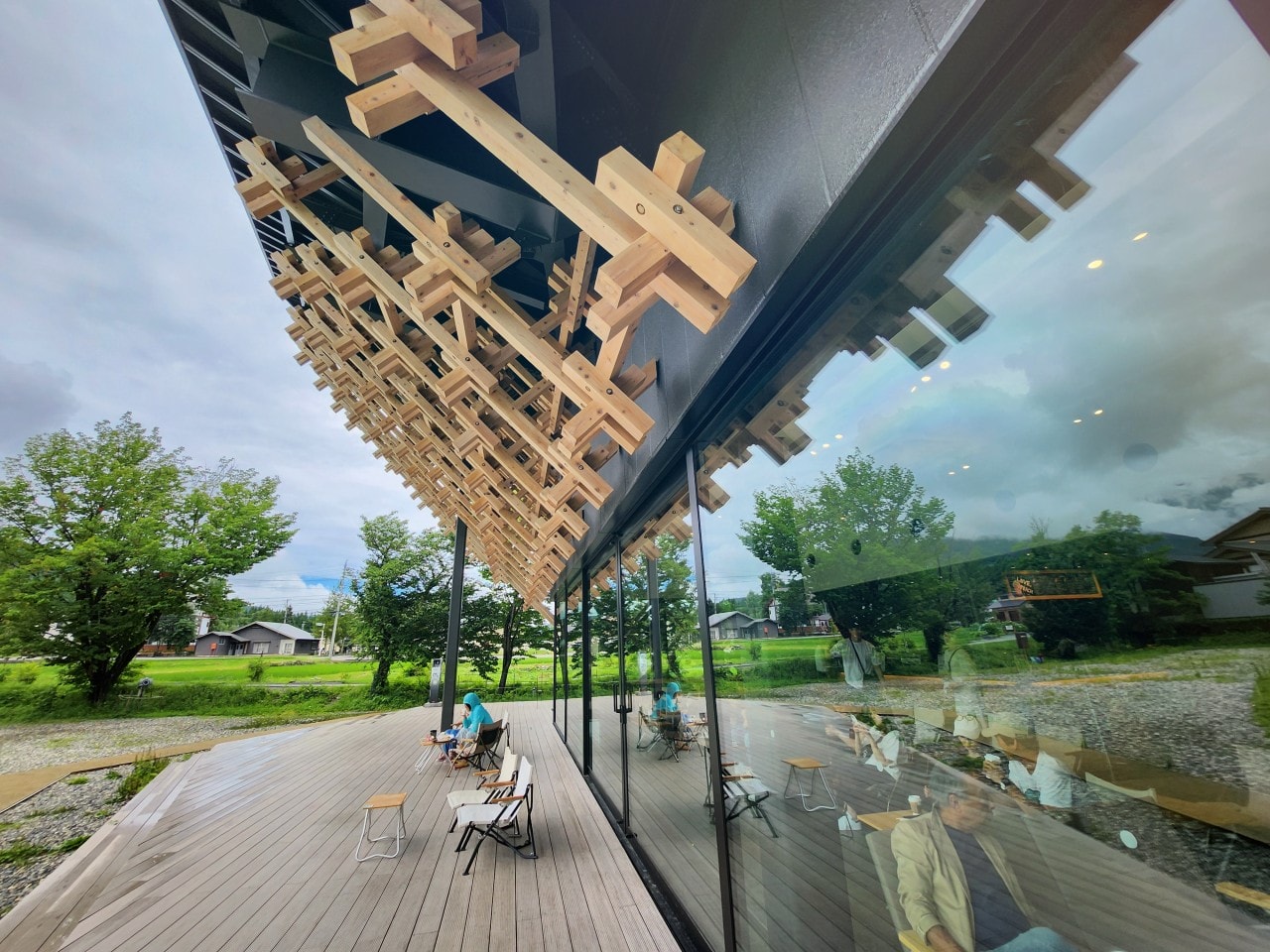 長野白馬 露營用品概念店 Snow Peak Land Station Hakuba。隈研吾操刀建築設計，還可以體驗不用自備任何裝備的懶人露營