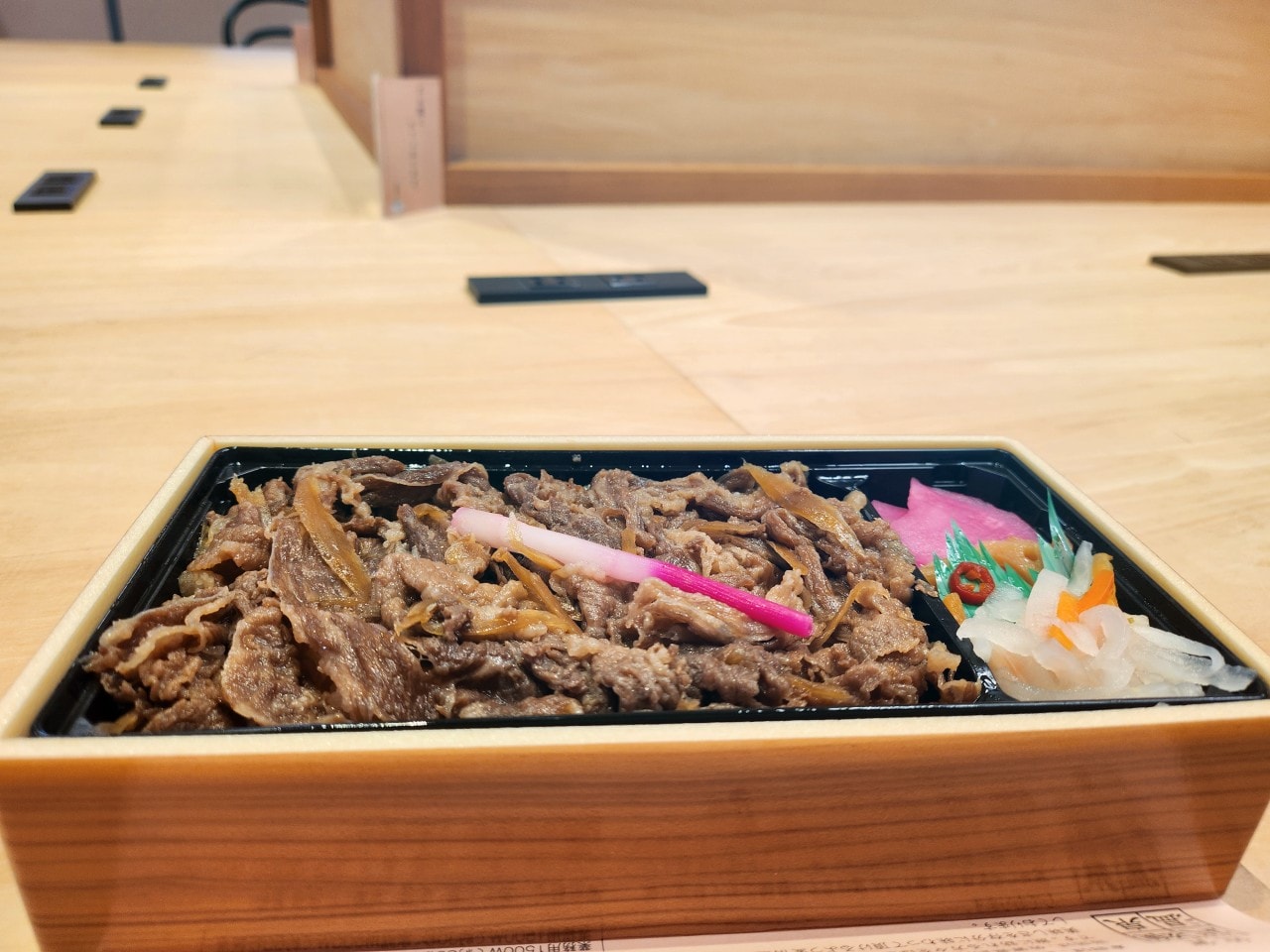 九州佐賀縣 JR武雄溫泉站。站內設施、商店與餐廳。品嘗美味的佐賀牛便當。