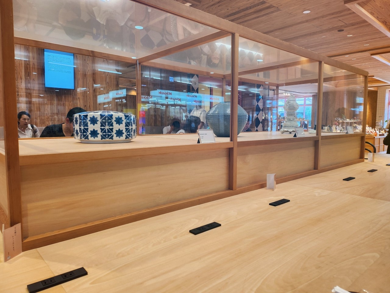 九州佐賀縣 JR武雄溫泉站。站內設施、商店與餐廳。品嘗美味的佐賀牛便當。