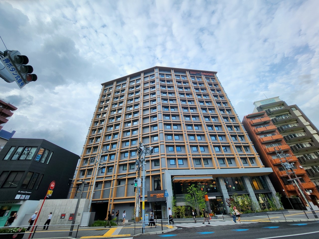 福岡平價住宿推薦  博多祇園櫛田神社前西鐵克魯姆酒店 Nishitetsu Hotel Croom Hakata Gion Kushida Shrine。交通很方便，可入住房間內有洗烘衣機的房型。