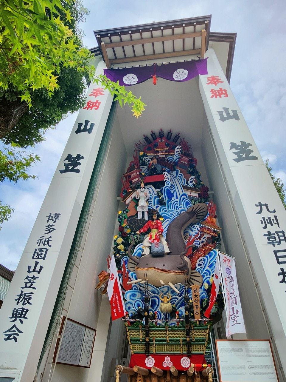 福岡櫛田神社。祈福保佑長壽、生意興隆的博多守護神，參觀巨大壯觀彩飾山笠神轎