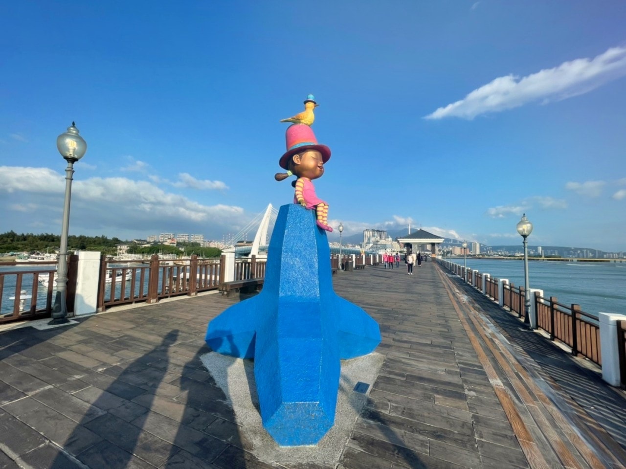 淡水 蘊泉庄。享受富含鐵質與海洋礦鹽精華的琥珀黃金泉，套房式空間寬敞舒適，並有多項親子設施。