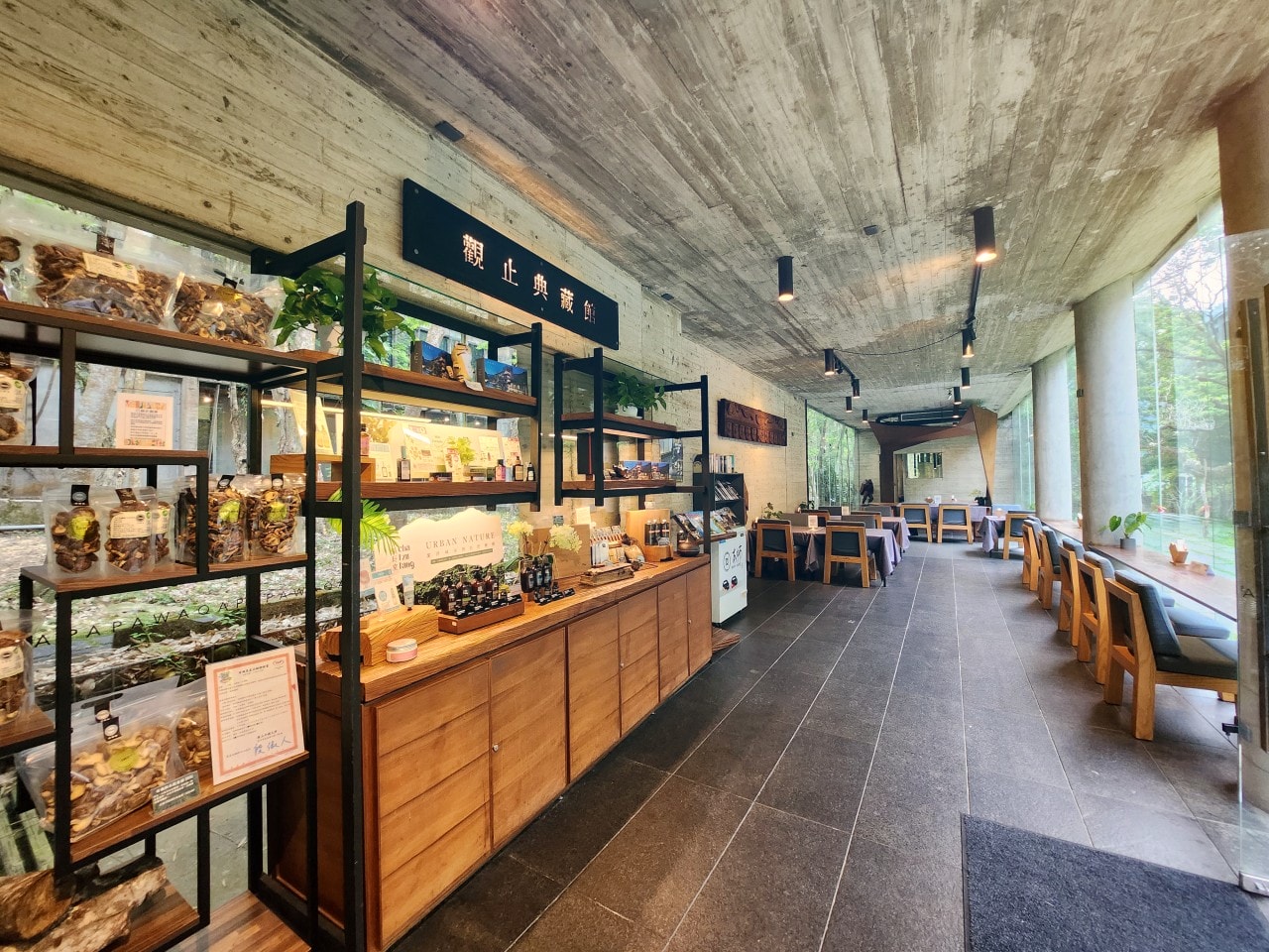 苗栗 泰安觀止溫泉會館。自然綠意圍繞的極簡設計風格建築中，享受高品質的溫泉旅宿