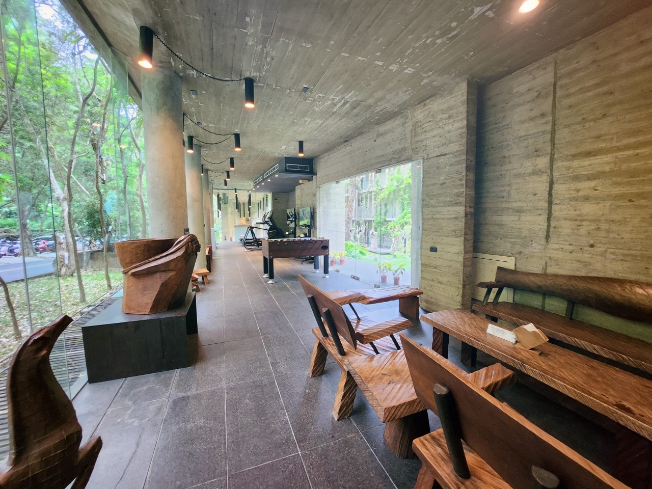苗栗 泰安觀止溫泉會館。自然綠意圍繞的極簡設計風格建築中，享受高品質的溫泉旅宿