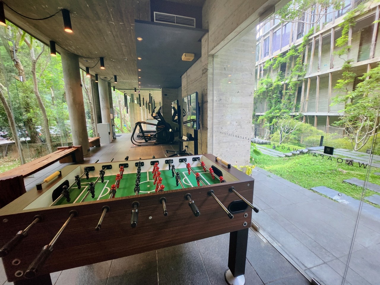 苗栗 泰安觀止溫泉會館。自然綠意圍繞的極簡設計風格建築中，享受高品質的溫泉旅宿