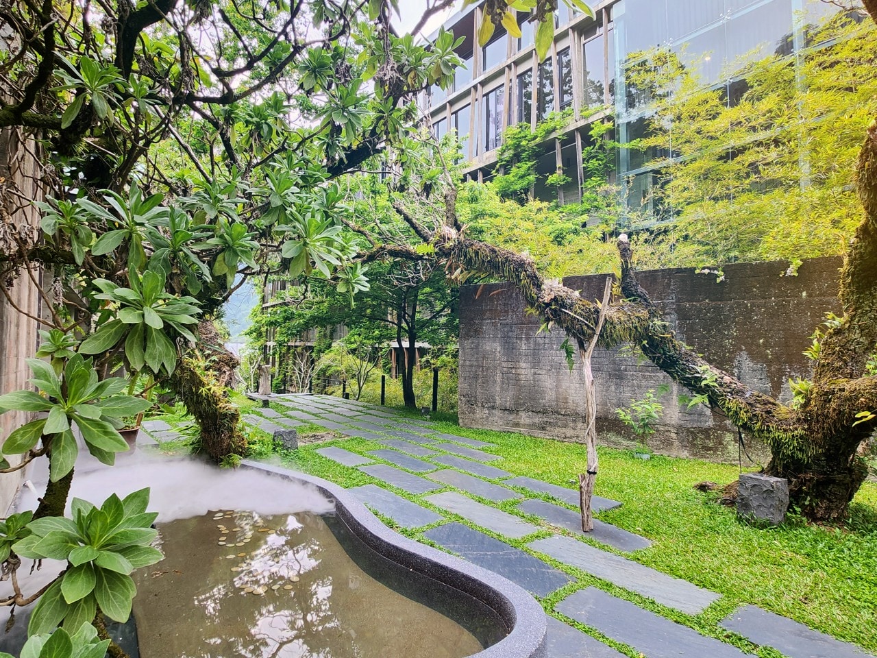苗栗 泰安觀止溫泉會館。自然綠意圍繞的極簡設計風格建築中，享受高品質的溫泉旅宿