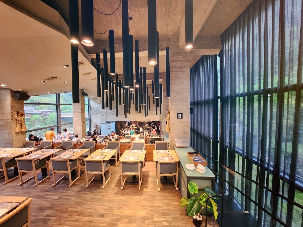 苗栗 泰安觀止溫泉會館。自然綠意圍繞的極簡設計風格建築中，享受高品質的溫泉旅宿