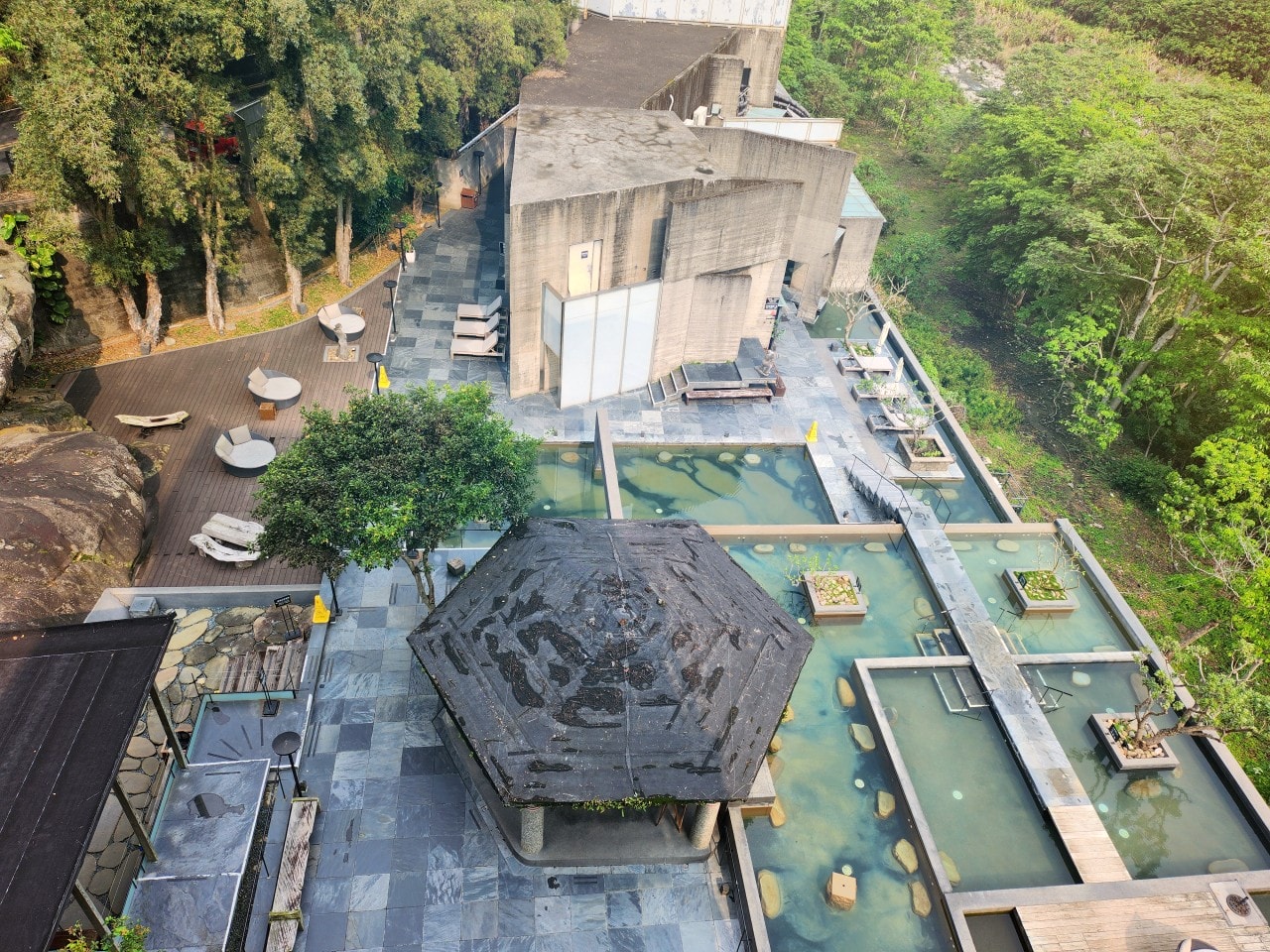 苗栗 泰安觀止溫泉會館。自然綠意圍繞的極簡設計風格建築中，享受高品質的溫泉旅宿