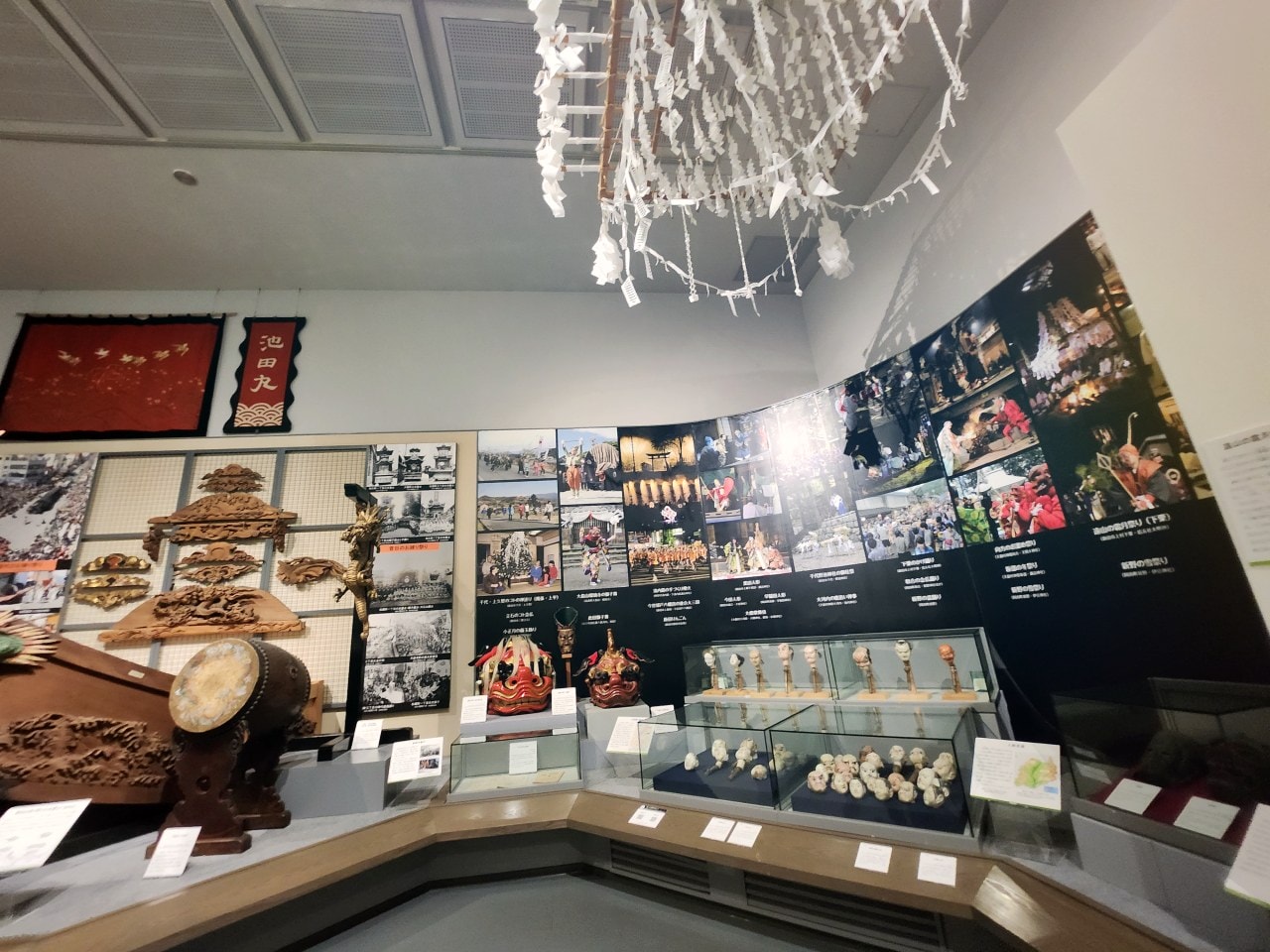 長野縣 飯田市美術博物館。建築在飯田城遺址上的現代美術館，內有巨型恐龍化石展覽