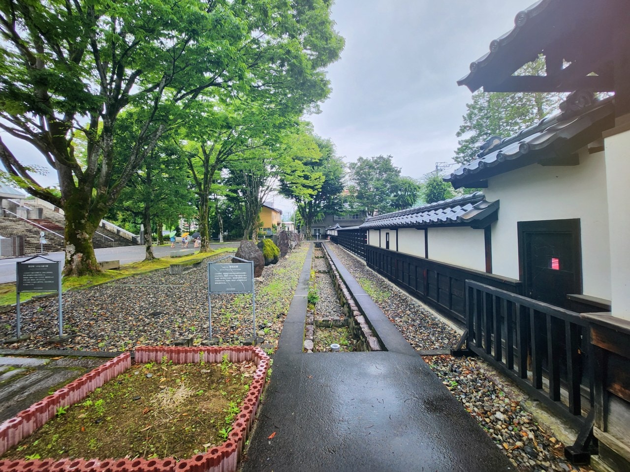 長野縣 飯田市美術博物館。建築在飯田城遺址上的現代美術館，內有巨型恐龍化石展覽