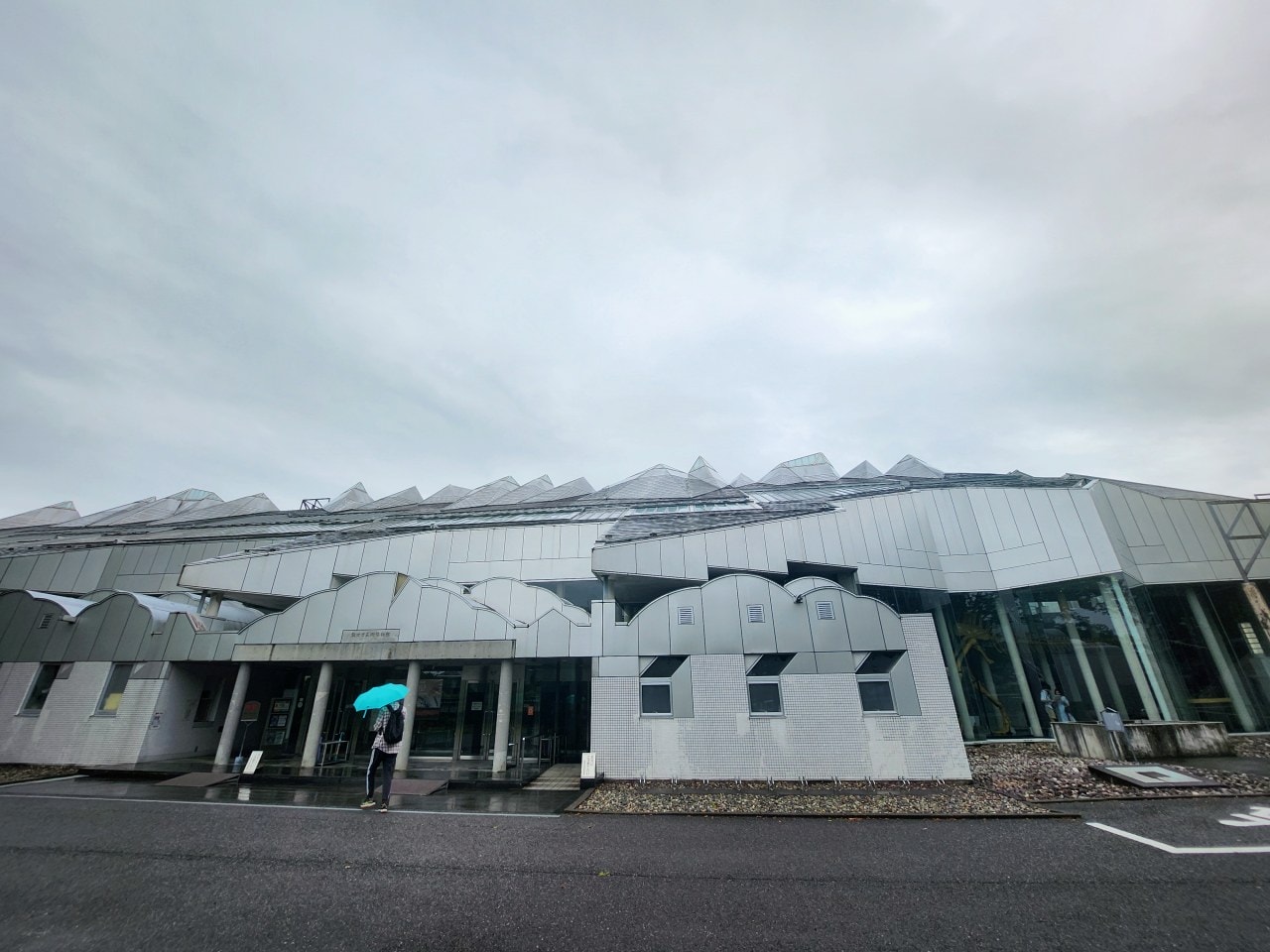 長野縣 飯田市美術博物館。建築在飯田城遺址上的現代美術館，內有巨型恐龍化石展覽