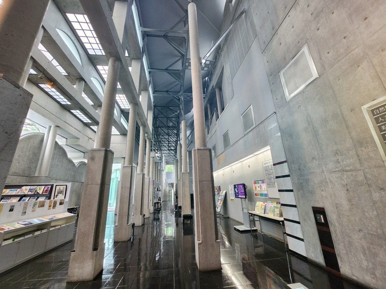 長野縣 飯田市美術博物館。建築在飯田城遺址上的現代美術館，內有巨型恐龍化石展覽