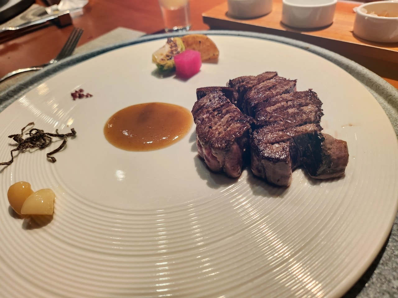 桃園中壢 隱覓鐵板燒。超難訂位精緻視覺系料理。終於吃到卻感覺有點可惜。 - 第14張圖 桃園中壢 隱覓鐵板燒。超難訂位精緻視覺系料理。終於吃到卻感覺有點可惜。