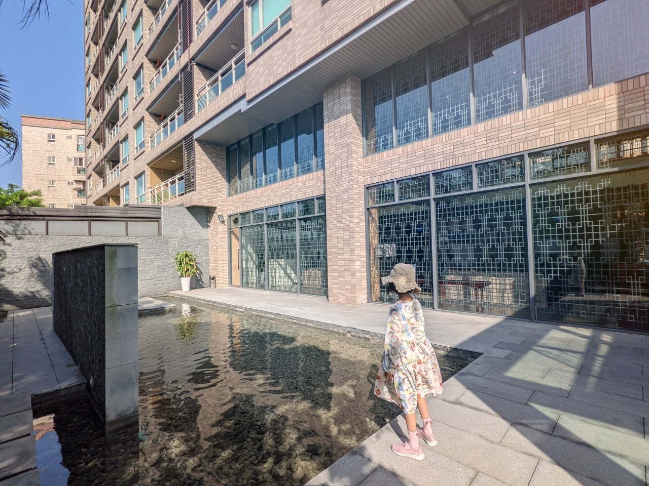 淡水 蘊泉庄。享受富含鐵質與海洋礦鹽精華的琥珀黃金泉，套房式空間寬敞舒適，並有多項親子設施。