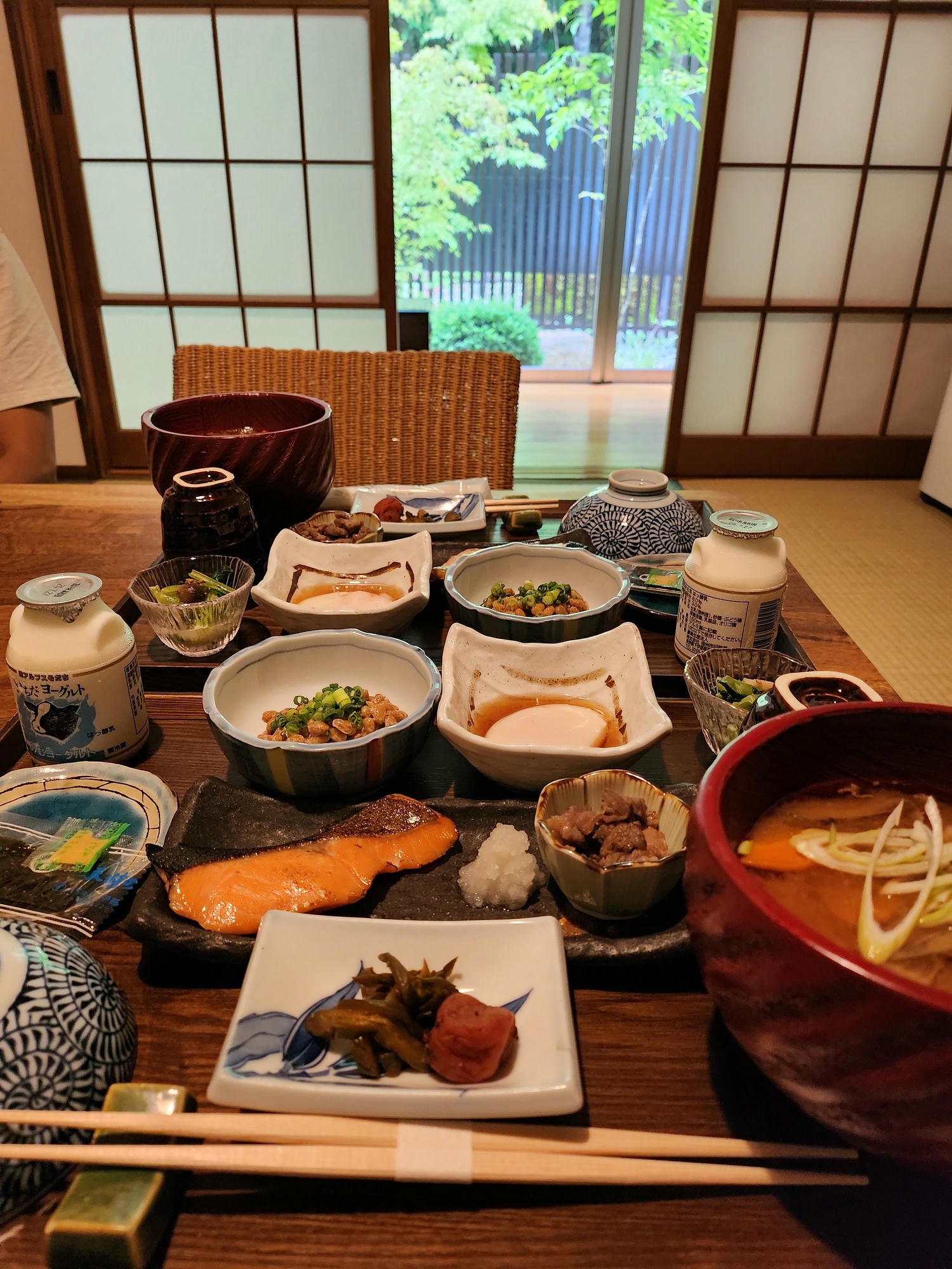 天然溫泉 阿智 星落旅館山星 Hotel & Glamp Yamaboshi。品嘗由米其林廚師監修的地爐料理，享受結合傳統與現代的美味餐點。一泊二食餐點篇。