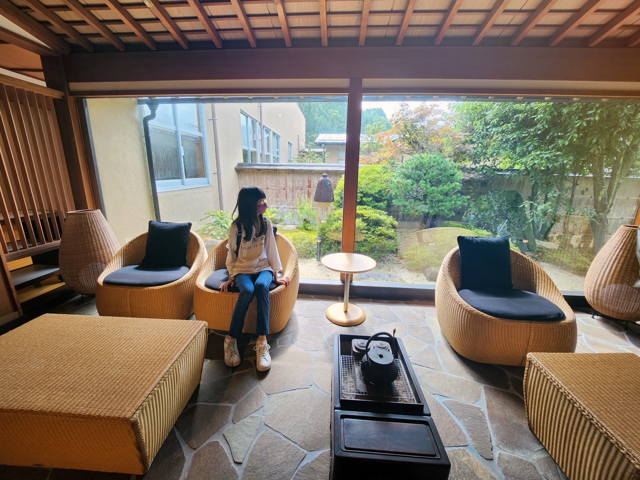 天然溫泉 阿智 星落旅館山星 Hotel & Glamp Yamaboshi。彷彿住進米其林等級餐廳之中，可以享受溫泉，也有豪華露營方案可選擇。設施與環境篇