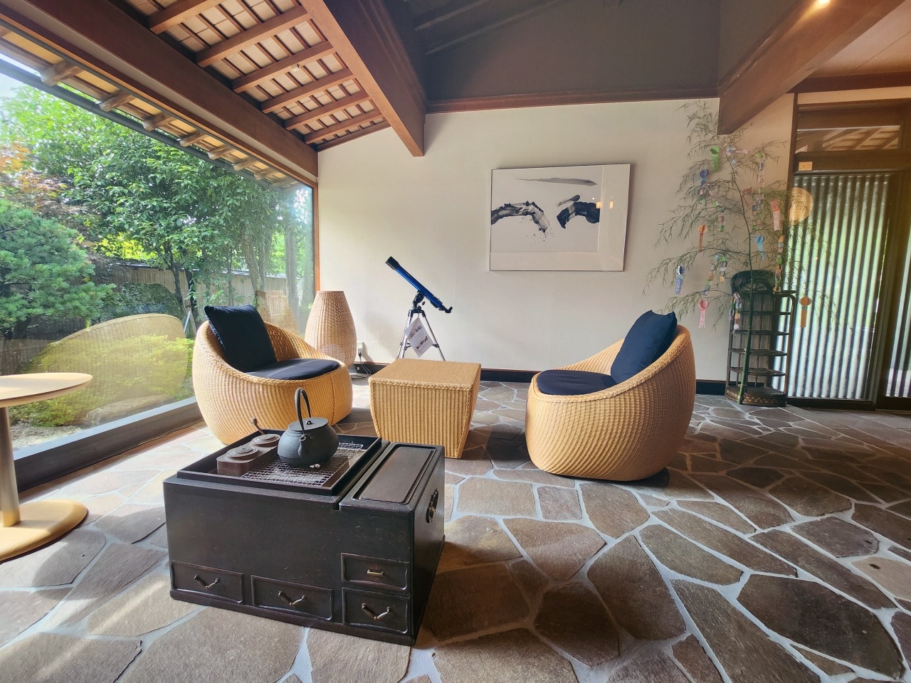 天然溫泉 阿智 星落旅館山星 Hotel & Glamp Yamaboshi。彷彿住進米其林等級餐廳之中，可以享受溫泉，也有豪華露營方案可選擇。設施與環境篇