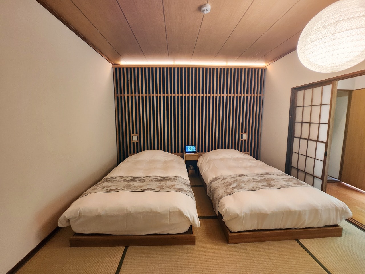 天然溫泉 阿智 星落旅館山星 Hotel & Glamp Yamaboshi。彷彿住進米其林等級餐廳之中，可以享受溫泉，也有豪華露營方案可選擇。設施與環境篇