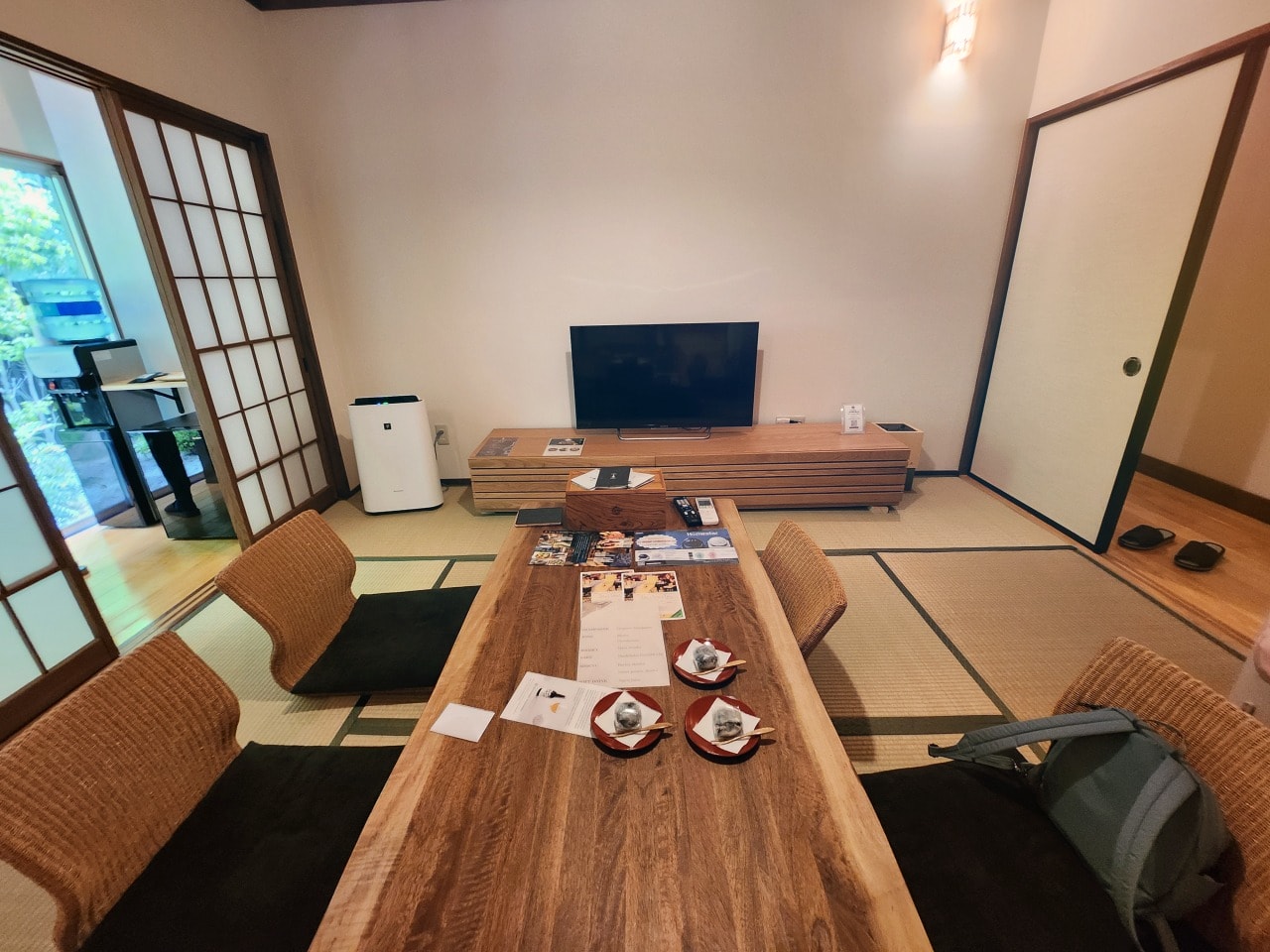 天然溫泉 阿智 星落旅館山星 Hotel & Glamp Yamaboshi。彷彿住進米其林等級餐廳之中，可以享受溫泉，也有豪華露營方案可選擇。設施與環境篇