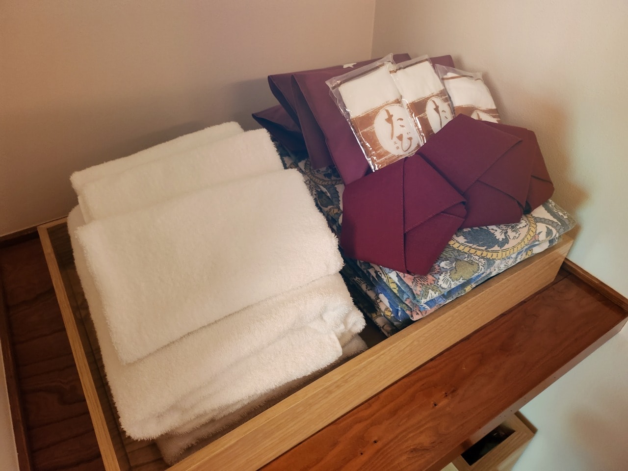 天然溫泉 阿智 星落旅館山星 Hotel & Glamp Yamaboshi。彷彿住進米其林等級餐廳之中，可以享受溫泉，也有豪華露營方案可選擇。設施與環境篇