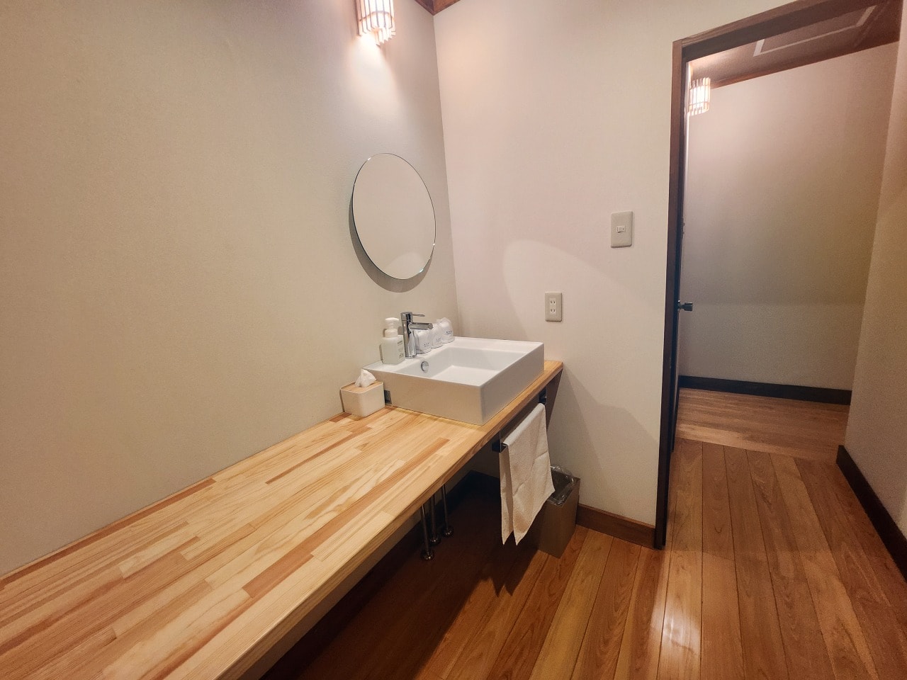 天然溫泉 阿智 星落旅館山星 Hotel & Glamp Yamaboshi。彷彿住進米其林等級餐廳之中，可以享受溫泉，也有豪華露營方案可選擇。設施與環境篇