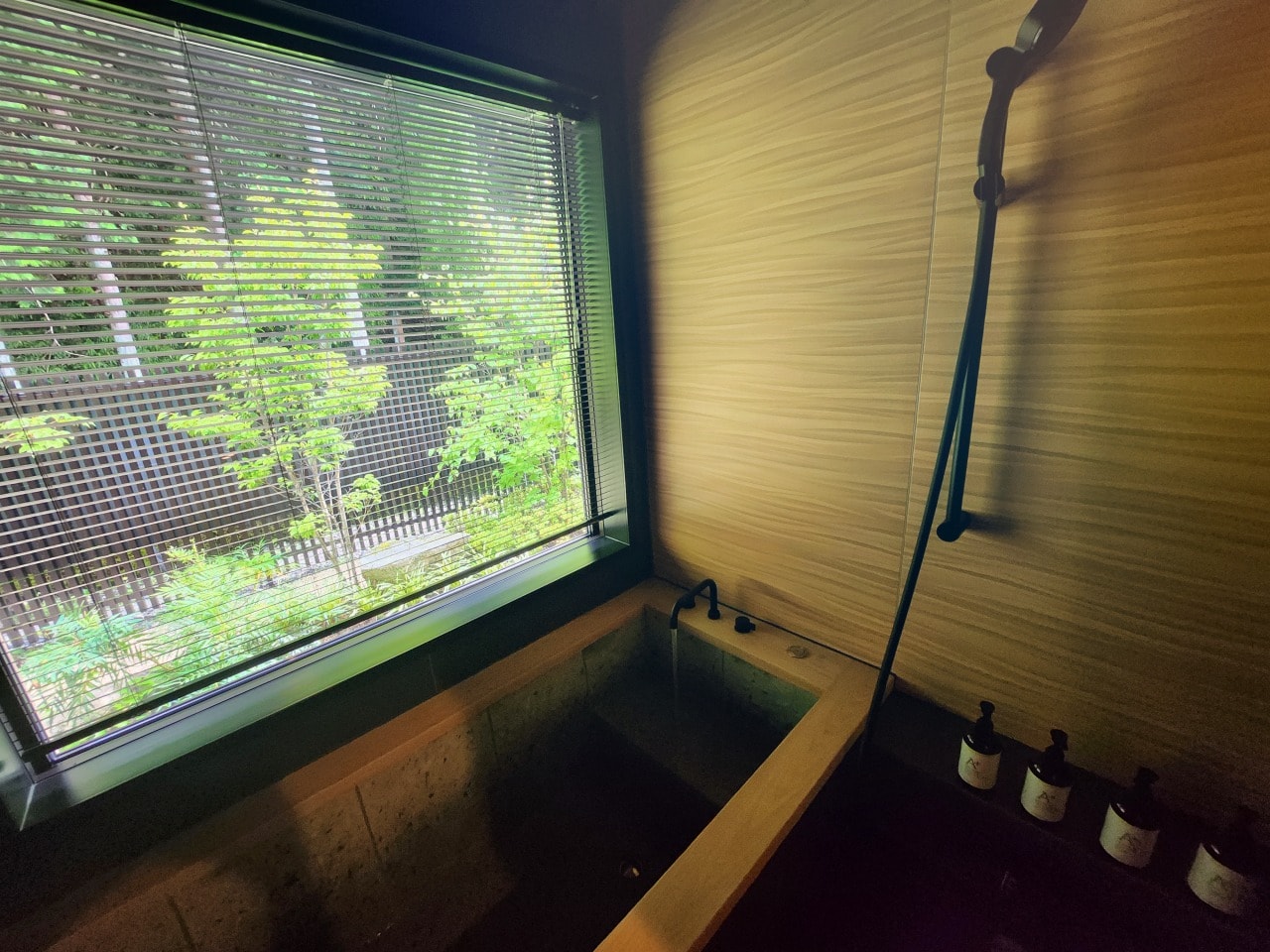 天然溫泉 阿智 星落旅館山星 Hotel & Glamp Yamaboshi。彷彿住進米其林等級餐廳之中，可以享受溫泉，也有豪華露營方案可選擇。設施與環境篇
