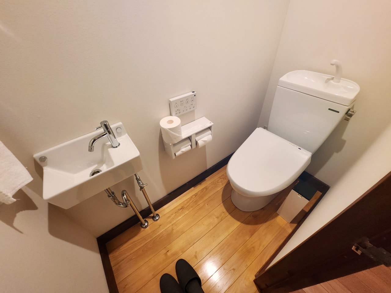 天然溫泉 阿智 星落旅館山星 Hotel & Glamp Yamaboshi。彷彿住進米其林等級餐廳之中，可以享受溫泉，也有豪華露營方案可選擇。設施與環境篇
