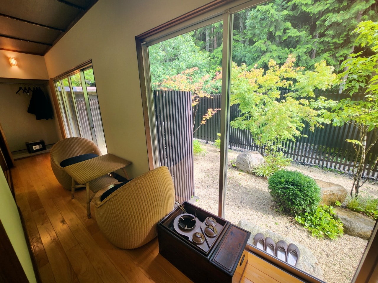 天然溫泉 阿智 星落旅館山星 Hotel & Glamp Yamaboshi。彷彿住進米其林等級餐廳之中，可以享受溫泉，也有豪華露營方案可選擇。設施與環境篇