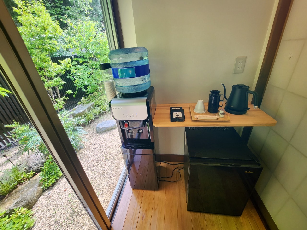 天然溫泉 阿智 星落旅館山星 Hotel & Glamp Yamaboshi。彷彿住進米其林等級餐廳之中，可以享受溫泉，也有豪華露營方案可選擇。設施與環境篇