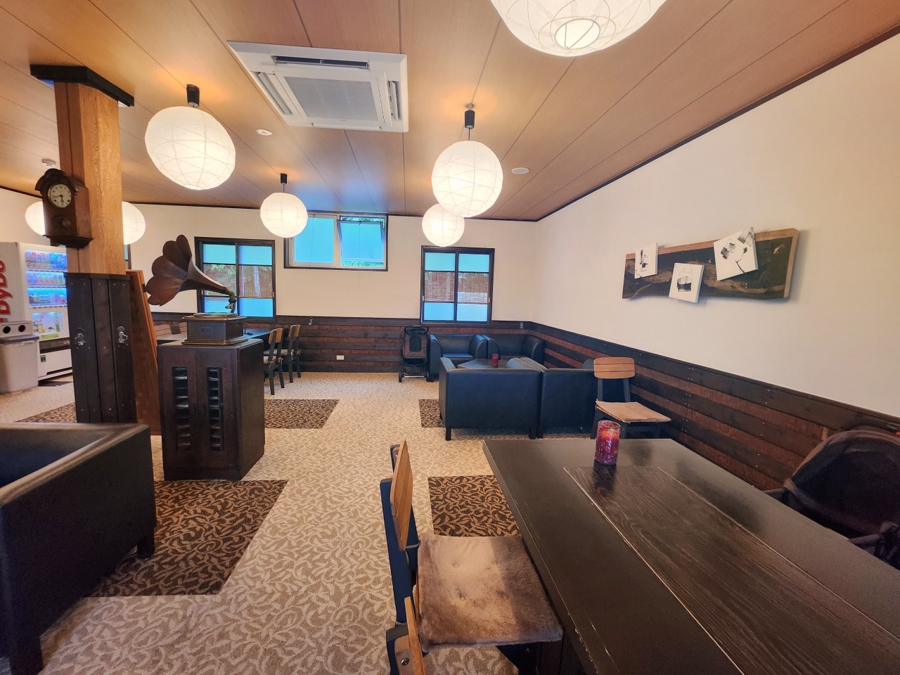 天然溫泉 阿智 星落旅館山星 Hotel & Glamp Yamaboshi。彷彿住進米其林等級餐廳之中，可以享受溫泉，也有豪華露營方案可選擇。設施與環境篇