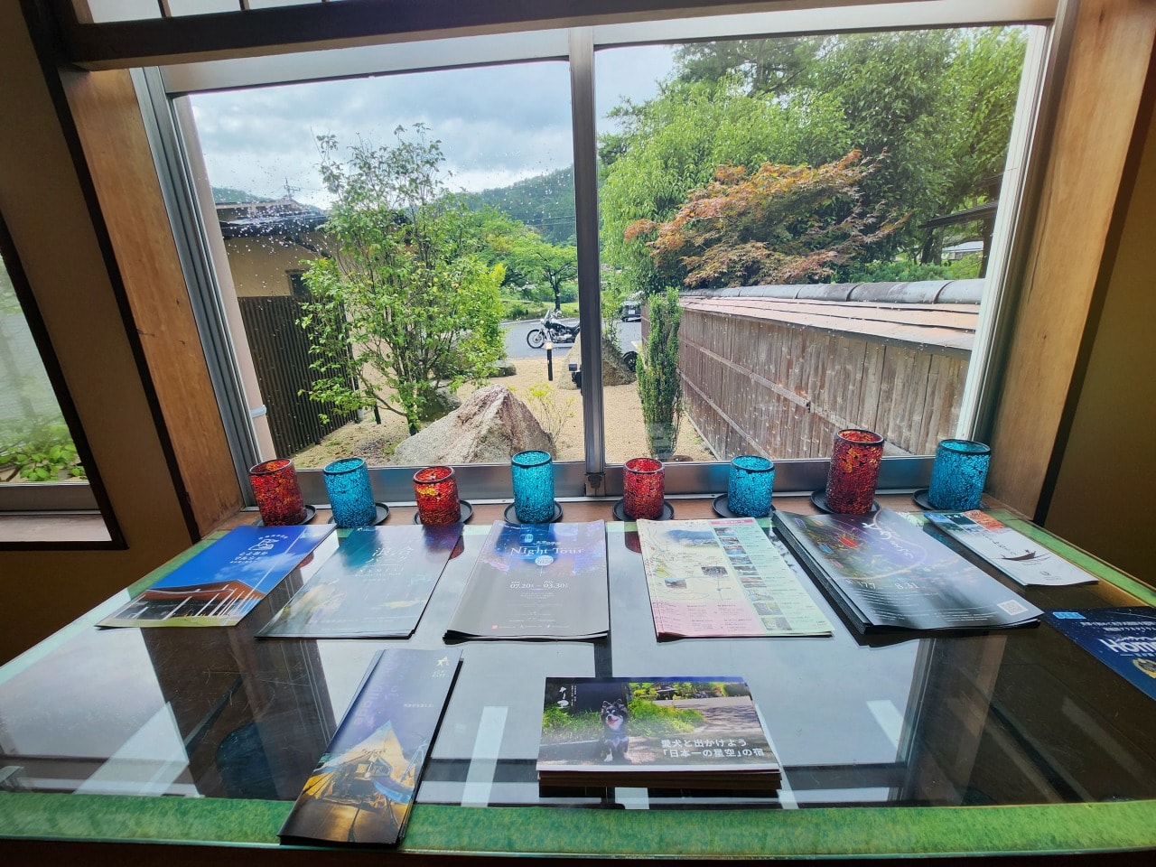 天然溫泉 阿智 星落旅館山星 Hotel & Glamp Yamaboshi。彷彿住進米其林等級餐廳之中，可以享受溫泉，也有豪華露營方案可選擇。設施與環境篇