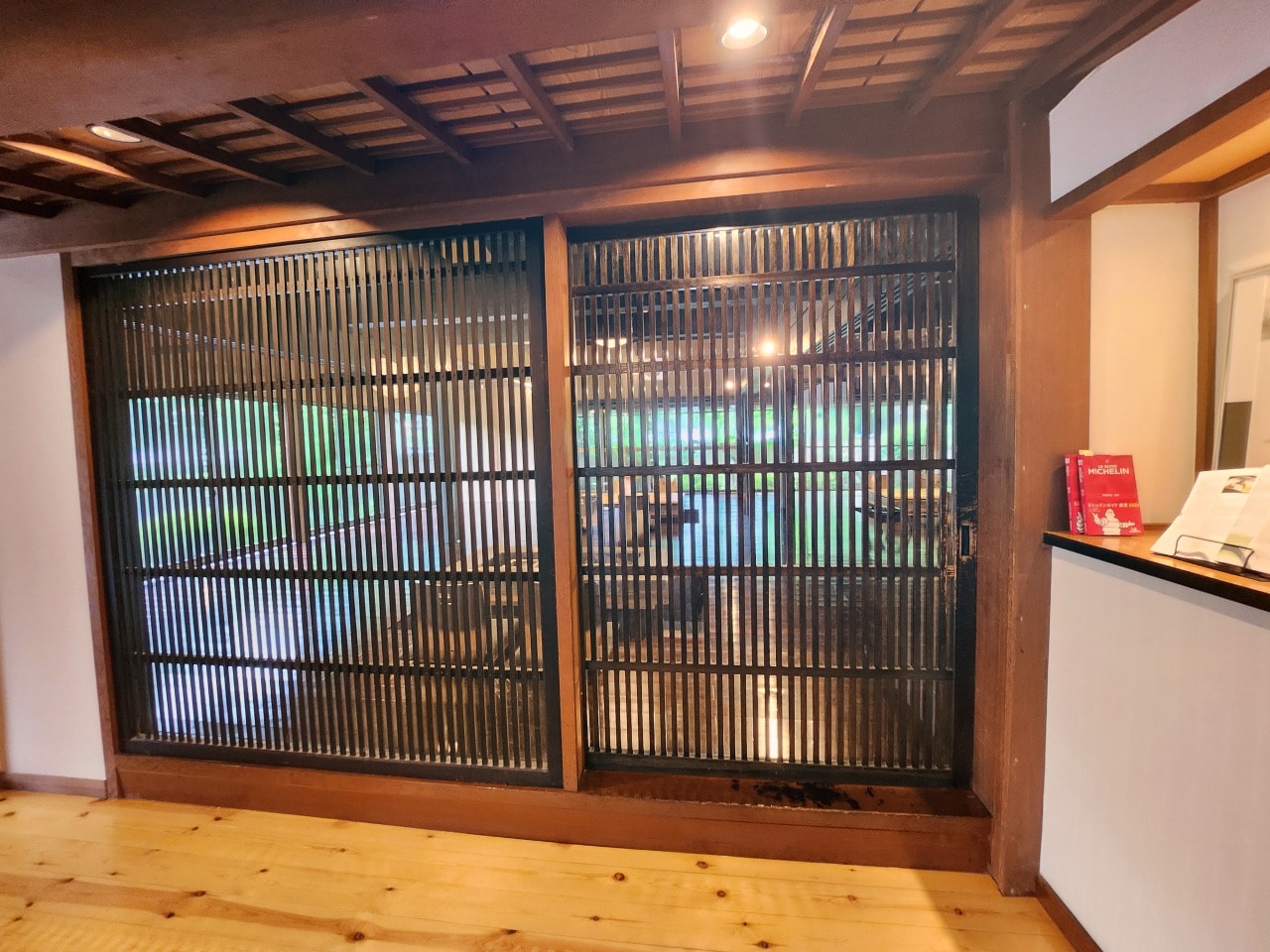天然溫泉 阿智 星落旅館山星 Hotel & Glamp Yamaboshi。彷彿住進米其林等級餐廳之中，可以享受溫泉，也有豪華露營方案可選擇。設施與環境篇