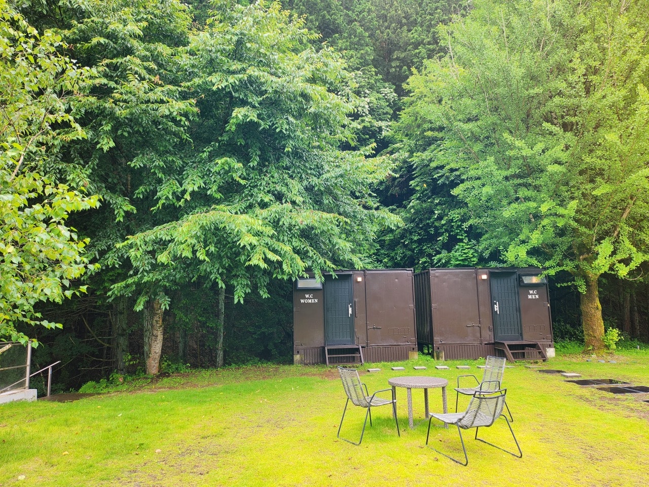 天然溫泉 阿智 星落旅館山星 Hotel & Glamp Yamaboshi。彷彿住進米其林等級餐廳之中，可以享受溫泉，也有豪華露營方案可選擇。設施與環境篇