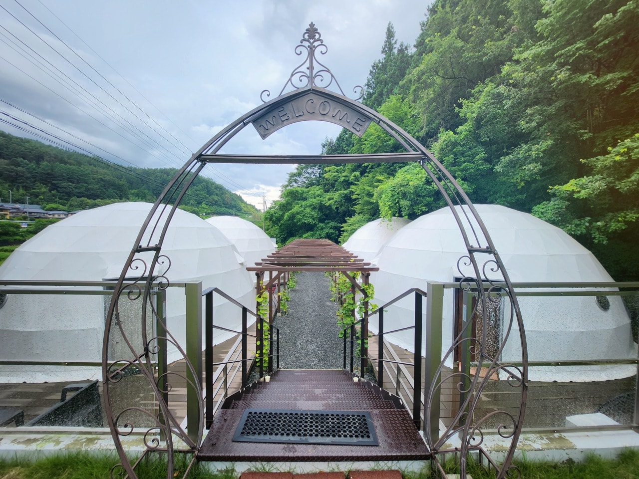 天然溫泉 阿智 星落旅館山星 Hotel & Glamp Yamaboshi。彷彿住進米其林等級餐廳之中，可以享受溫泉，也有豪華露營方案可選擇。設施與環境篇