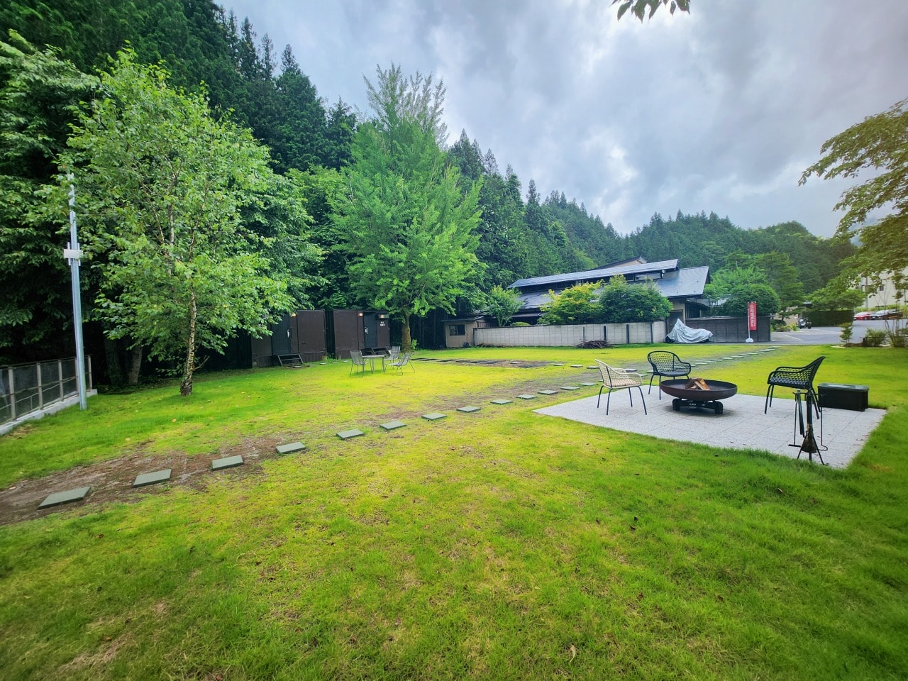 天然溫泉 阿智 星落旅館山星 Hotel & Glamp Yamaboshi。彷彿住進米其林等級餐廳之中，可以享受溫泉，也有豪華露營方案可選擇。設施與環境篇