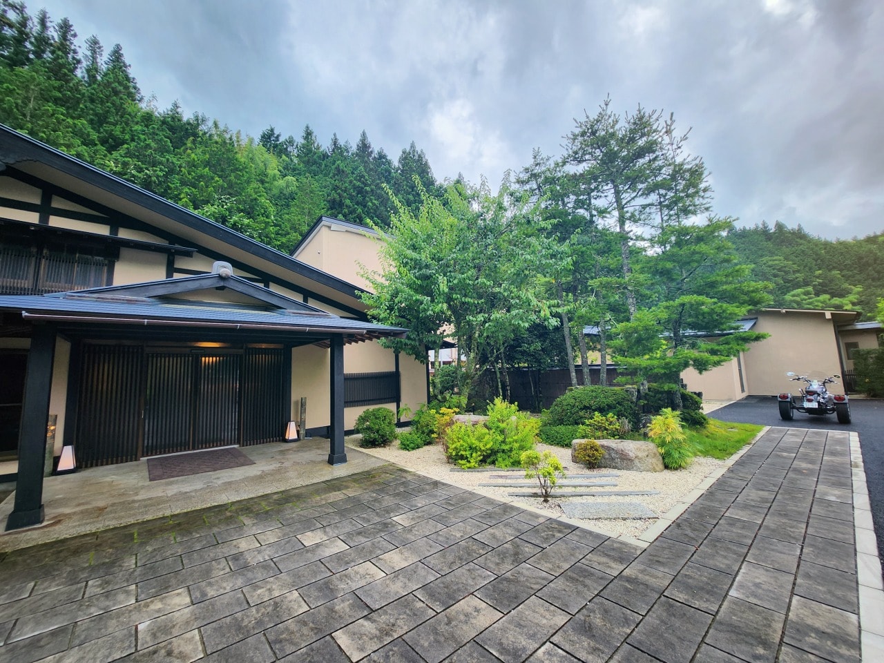 天然溫泉 阿智 星落旅館山星 Hotel & Glamp Yamaboshi。彷彿住進米其林等級餐廳之中，可以享受溫泉，也有豪華露營方案可選擇。設施與環境篇