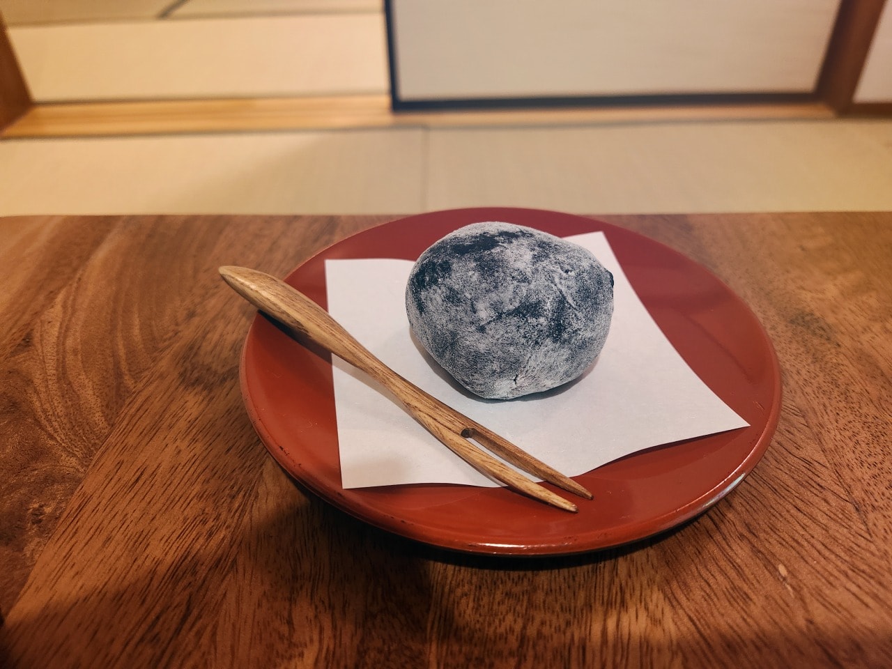 天然溫泉 阿智 星落旅館山星 Hotel & Glamp Yamaboshi。彷彿住進米其林等級餐廳之中，可以享受溫泉，也有豪華露營方案可選擇。設施與環境篇