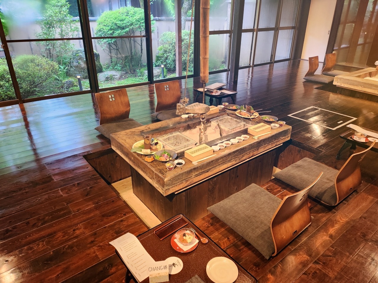 天然溫泉 阿智 星落旅館山星 Hotel & Glamp Yamaboshi。彷彿住進米其林等級餐廳之中，可以享受溫泉，也有豪華露營方案可選擇。設施與環境篇
