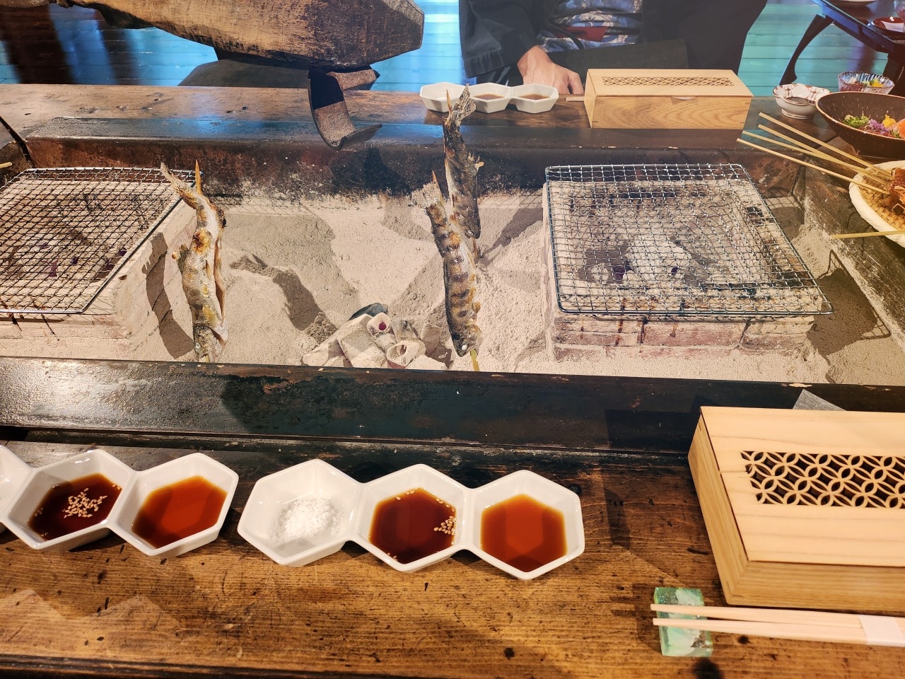 天然溫泉 阿智 星落旅館山星 Hotel & Glamp Yamaboshi。品嘗由米其林廚師監修的地爐料理，享受結合傳統與現代的美味餐點。一泊二食餐點篇。