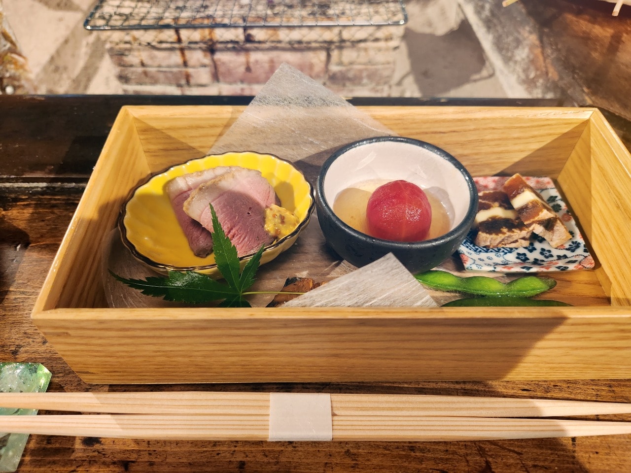 天然溫泉 阿智 星落旅館山星 Hotel & Glamp Yamaboshi。品嘗由米其林廚師監修的地爐料理，享受結合傳統與現代的美味餐點。一泊二食餐點篇。
