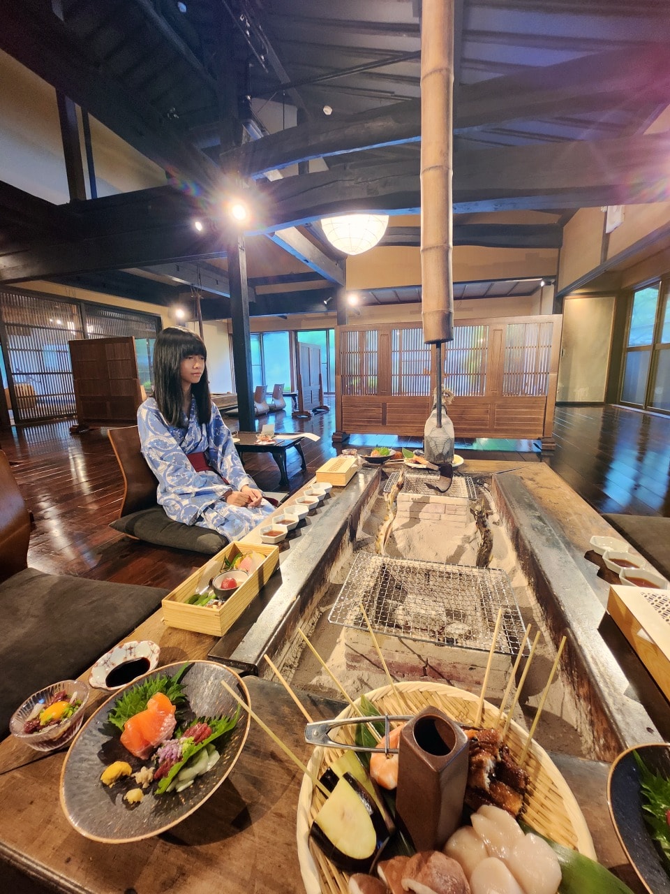 天然溫泉 阿智 星落旅館山星 Hotel & Glamp Yamaboshi。品嘗由米其林廚師監修的地爐料理，享受結合傳統與現代的美味餐點。一泊二食餐點篇。