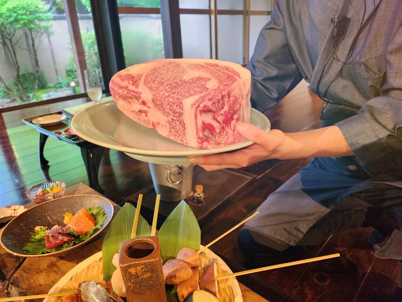 天然溫泉 阿智 星落旅館山星 Hotel & Glamp Yamaboshi。品嘗由米其林廚師監修的地爐料理，享受結合傳統與現代的美味餐點。一泊二食餐點篇。