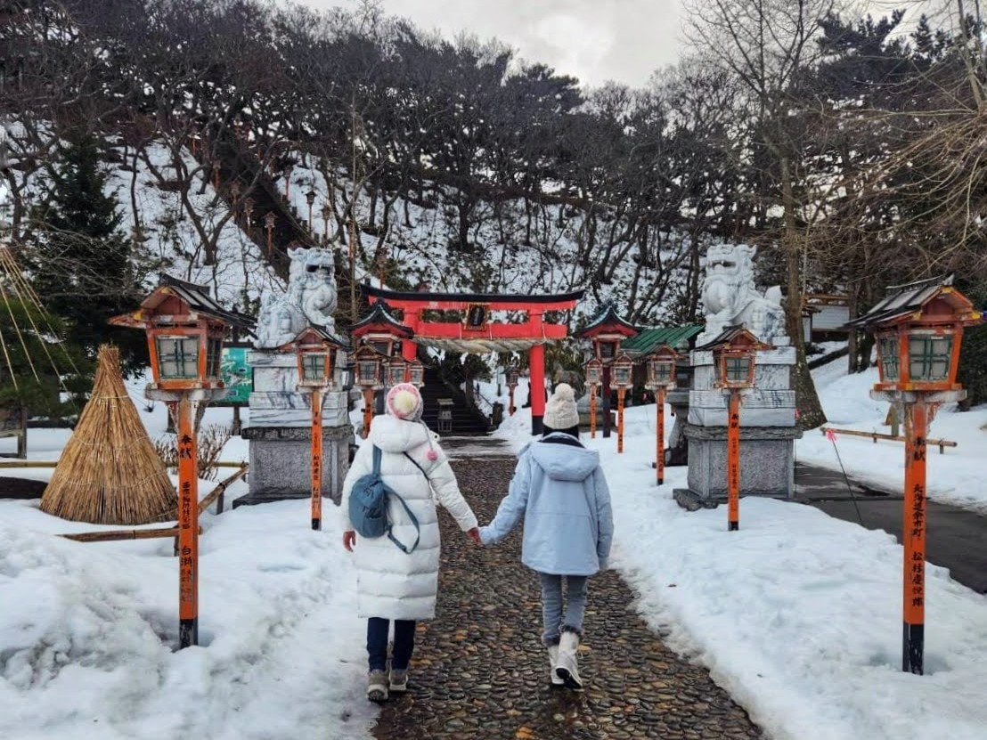 青森縣高山稻荷神社。充滿獨特氛圍的秘境神社，夢幻日式庭園中的千本鳥居雪景。