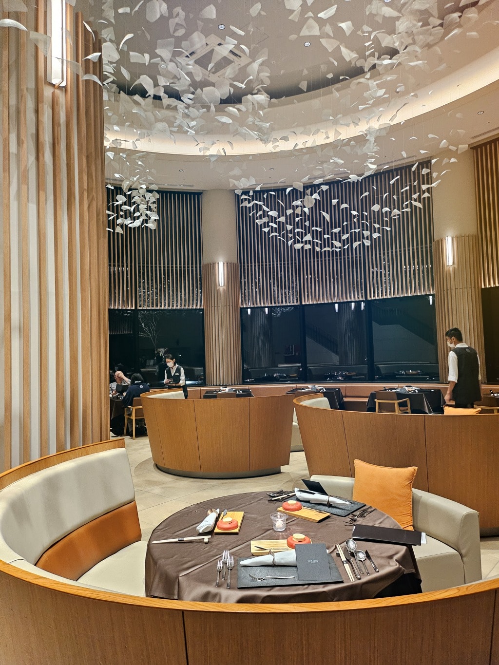北海道洞爺湖鶴雅洸之謌。絕美的旅店建築藝術設計和親切貼心服務，還有令人滿足的法式和日式美食。一泊二食餐點篇