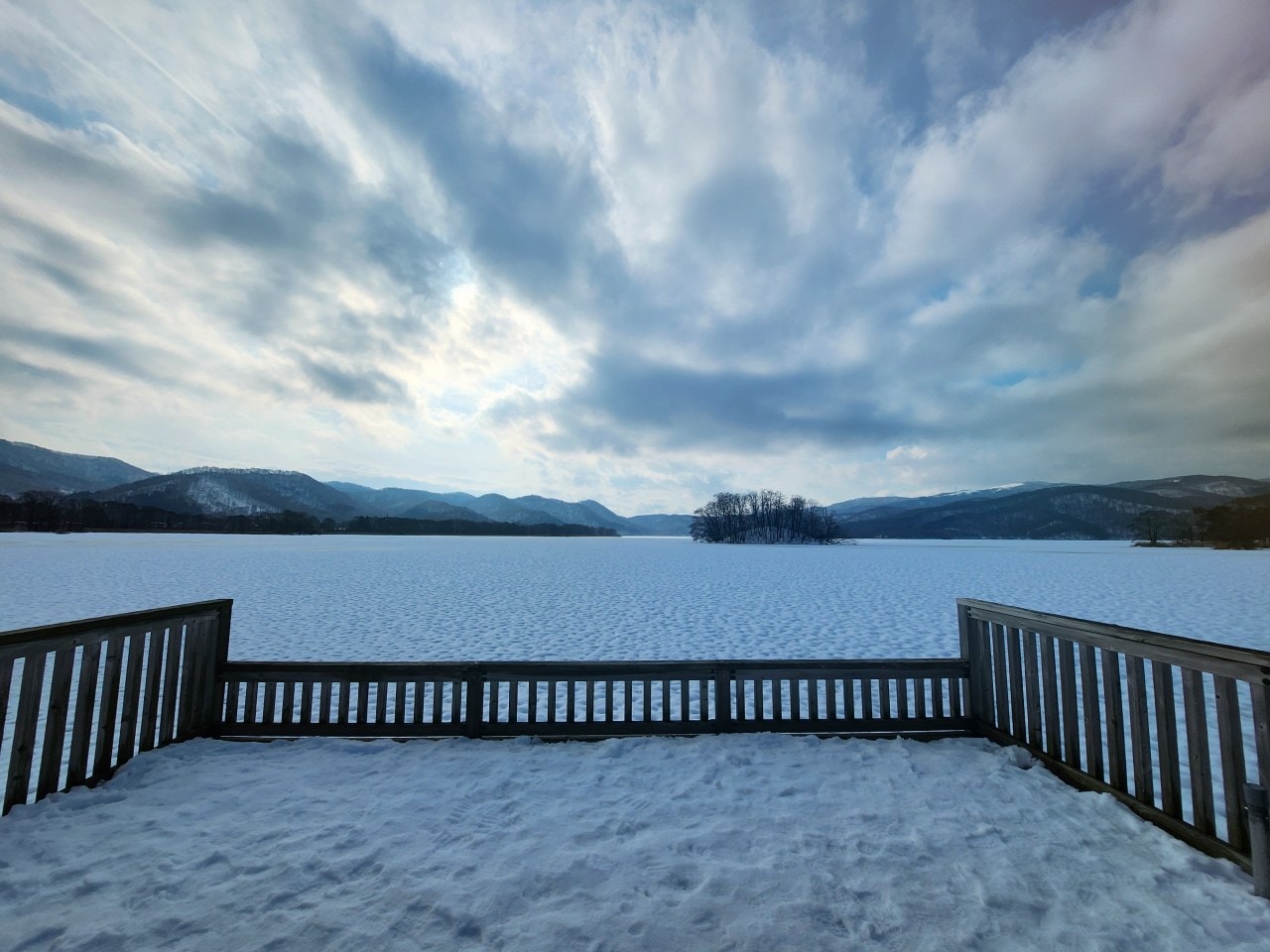 北海道函館大沼鶴雅 EPUY。不甚完美的住宿體驗，但難忘秘境湖中木棧道Lake Terrace的夢幻雪景。