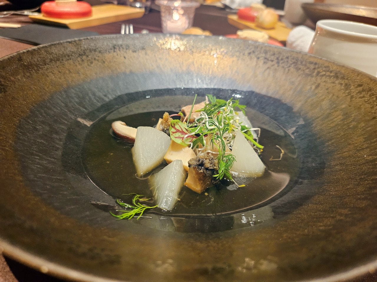 北海道洞爺湖鶴雅洸之謌。絕美的旅店建築藝術設計和親切貼心服務，還有令人滿足的法式和日式美食。一泊二食餐點篇